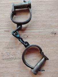 Antiche manette i ferro