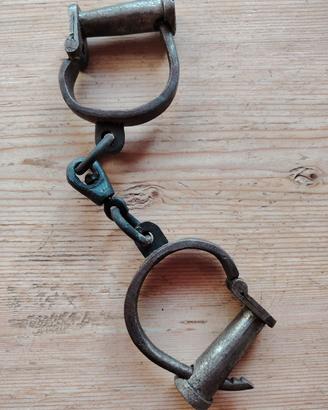Antiche manette i ferro