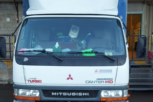 Autocarro Mitsubishi Canter