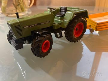 Trattore giocattolo Welly con rimorchio