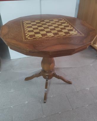 Tavolo con scacchiera e scacchi in legno
