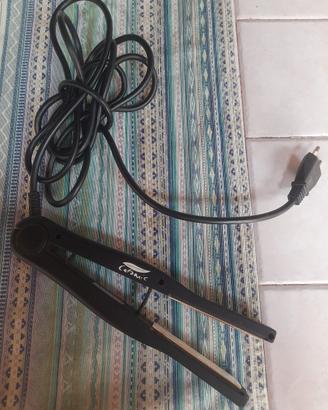 Piastra per lisciare i capelli.