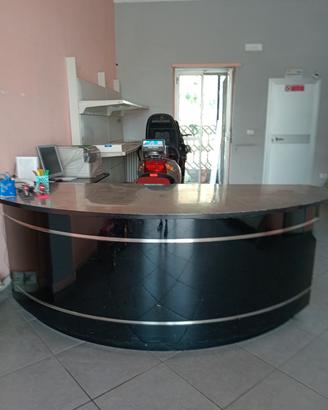 BANCONE NEGOZIO + SCAFFALI € 500. TUTTO COMPRESO