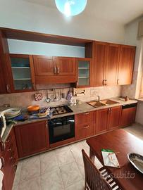 cucina angolare con elettrodomestici ,tavolo e sed