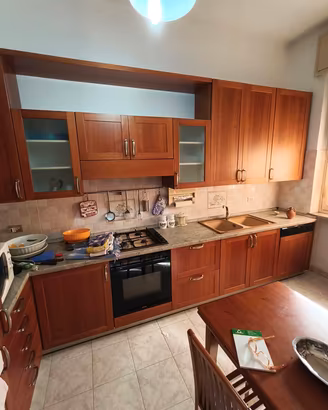 cucina angolare con elettrodomestici ,tavolo e sed
