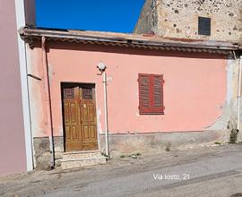 Casa con cortile e due ingressi