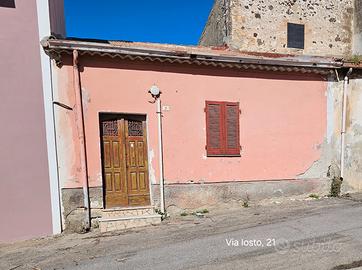 Casa con cortile e due ingressi