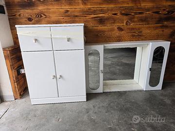 Specchio e mobile bagno