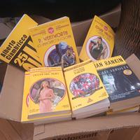 Scatola di libri gialli