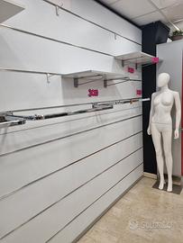 ARREDO NEGOZIO COMPLETO DI  N 3 MANICHINI E 4 MEZZ