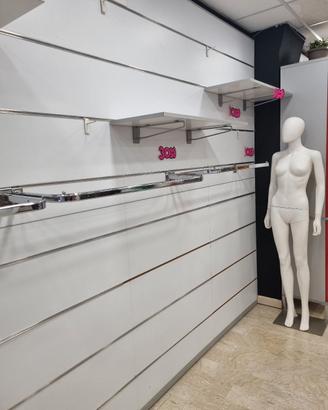 ARREDO NEGOZIO COMPLETO DI  N 3 MANICHINI E 4 MEZZ