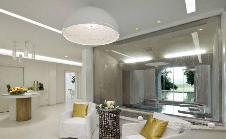 Palazzo / Stabile di 1470 m² con più di 5 locali a - Vista 2