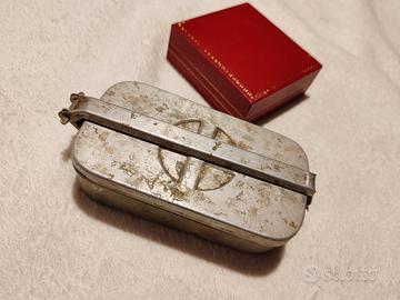 Siringa d'epoca in vetro e scatola sterilizzatric