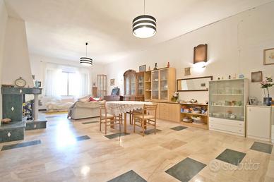 Casa indipendente con 1.000 mq di terreno