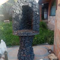 grotta con colonna in pietra lavica