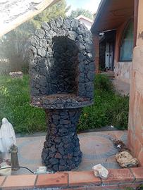 grotta con colonna in pietra lavica