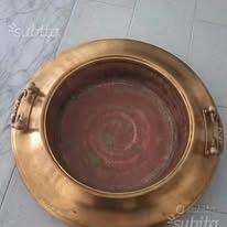 due bracieri rame giallo con maniche e altra senza