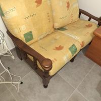 Divano in legno e tessuto