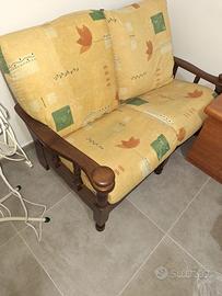 Divano in legno e tessuto