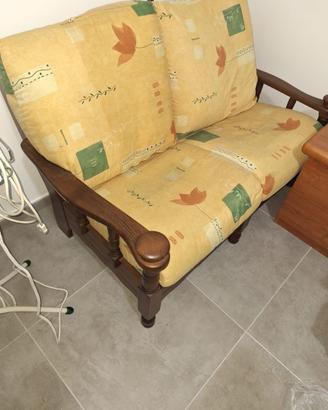 Divano in legno e tessuto