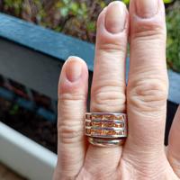 Anello in argento 925 con zirconi color champagne.