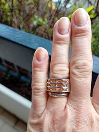 Anello in argento 925 con zirconi color champagne.