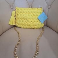 borsetta giallacon tracolla..fatta a mano