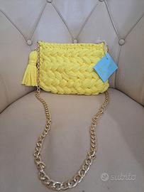 borsetta giallacon tracolla..fatta a mano