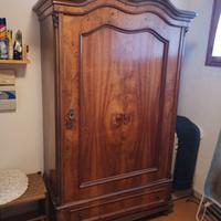 armadio in noce ad un'anta