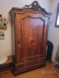 armadio in noce ad un'anta