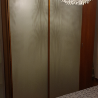 Camera da letto e mobile sala con tavolo