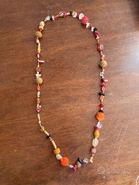 Collana di pietre, stoffa, materiali vari.