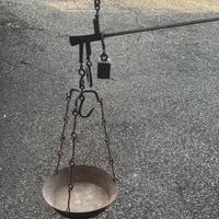 Stadera con piatto bilancia a braccio in ferro