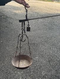 Stadera con piatto bilancia a braccio in ferro