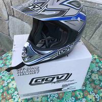 Coppia di caschi AIROH e AGV tenuti perfettamente