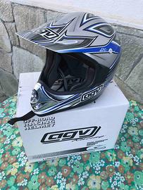 Coppia di caschi AIROH e AGV tenuti perfettamente