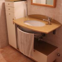 mobile bagno con ripiano in cristallo