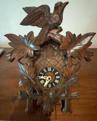 Orologio a cucù vintage in legno intagliato