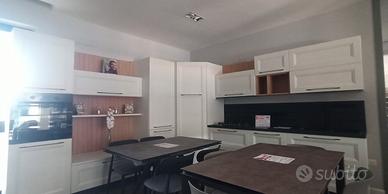 Cucina Angolare con angolo dispensa