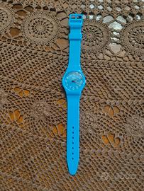 Orologio in plastica azzurra a batteria con batter