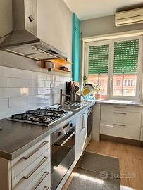 Cucina ad L con elettrodomestici IKEA/Whirlpool