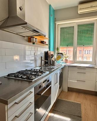 Cucina ad L con elettrodomestici IKEA/Whirlpool