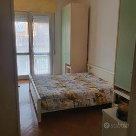 Letto matrimoniale  senza materasso e due comodini