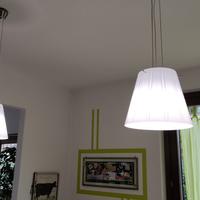 Coppia di lampadari in vetro bianco
