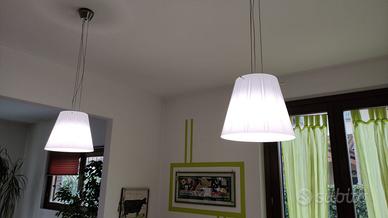 Coppia di lampadari in vetro bianco