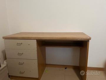 scrivania in legno