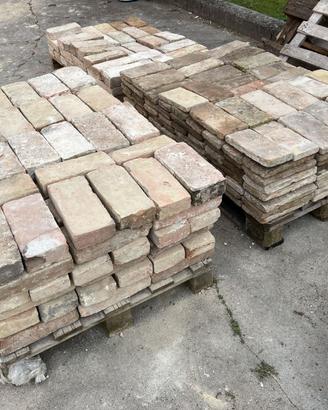 Pietre e tavelle antiche da demolizione