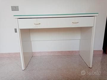 Scrivania in legno, laccato bianco