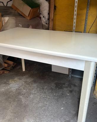 Tavolo bianco in legno