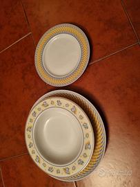 Servizio di piatti giallo e celeste